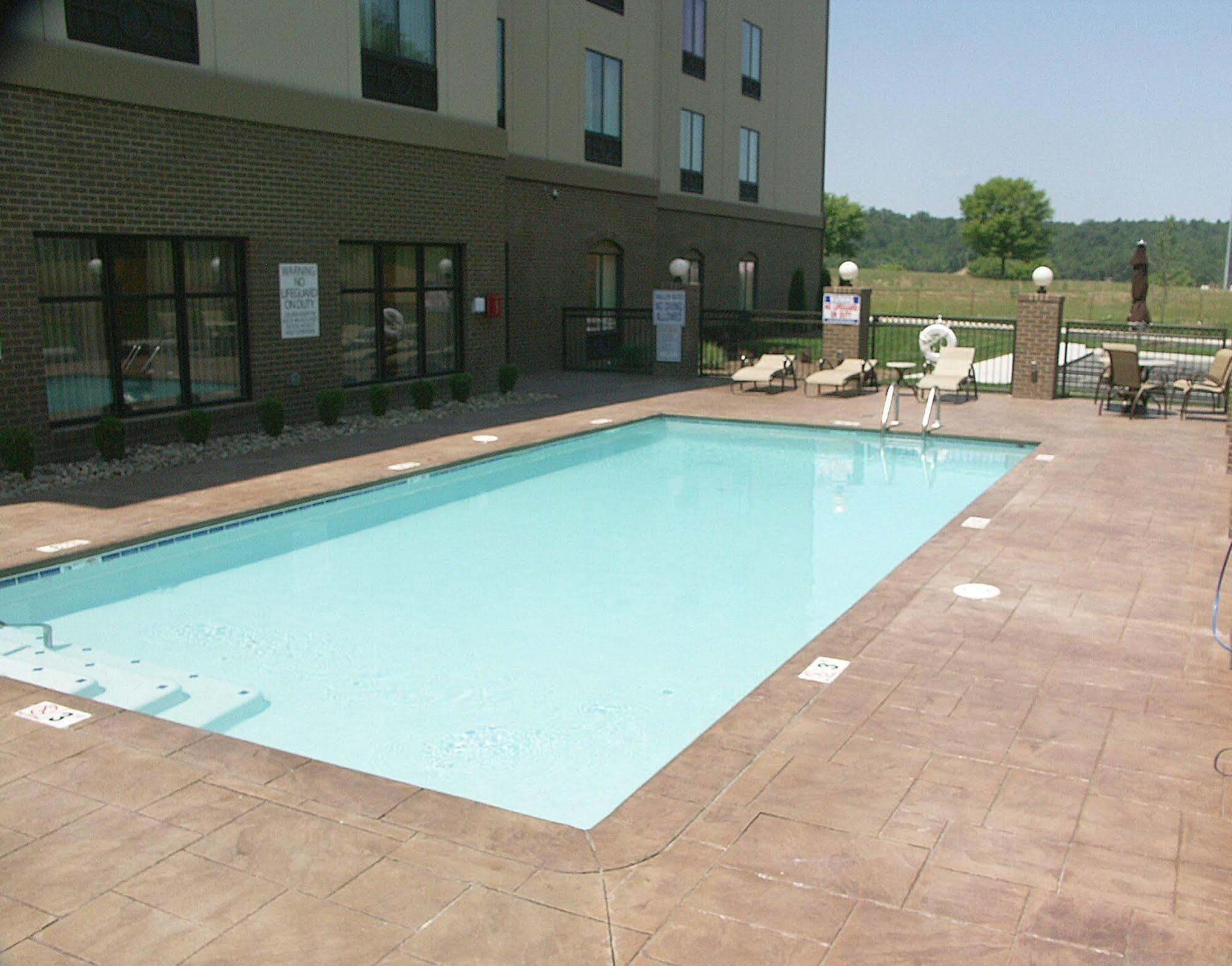 Holiday Inn Express & Suites - Cleveland Northwest By Ihg Exterior photo